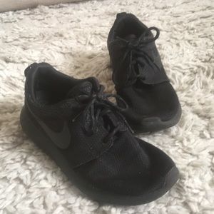 Black Nike Roshes